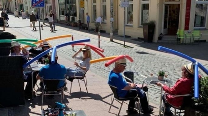 Кафене в Германия дава „шапки“ на клиентите си, за да замерват социална дистанция